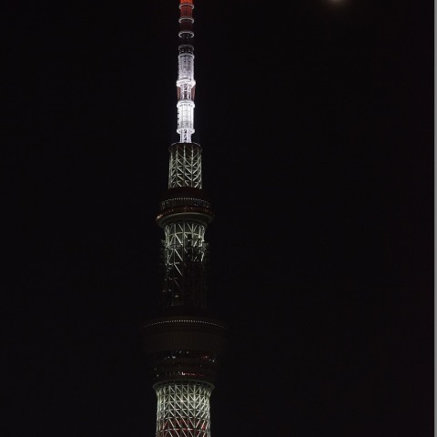 部分月食と東京スカイツリー（月食後半）