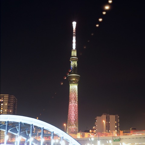 最大食分0.978の部分月食と東京スカイツリー（連続写真）