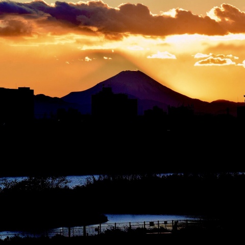 三重富士（ダイヤモンド富士・西斜面への日没後の現象）