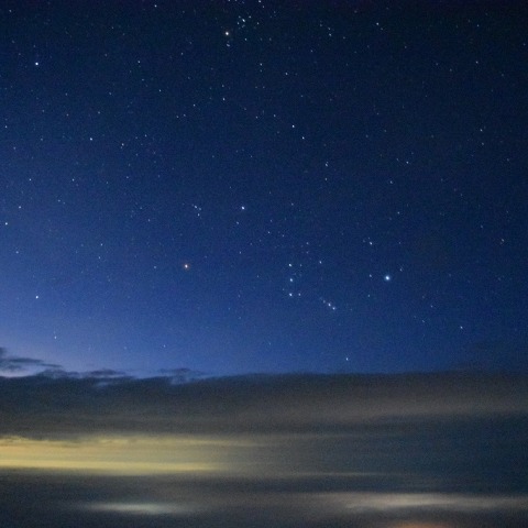 昇るオリオン座と富士の雲海
