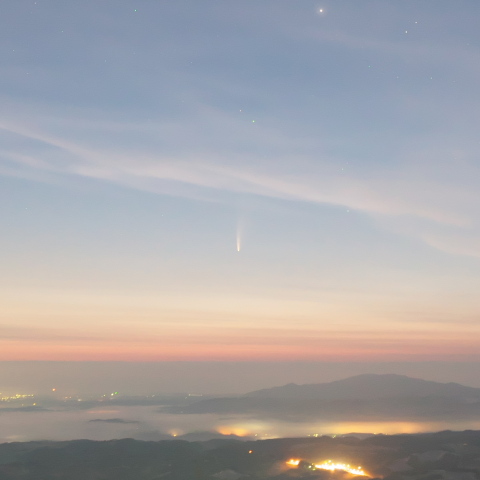 折爪岳からNEOWISE彗星を望む