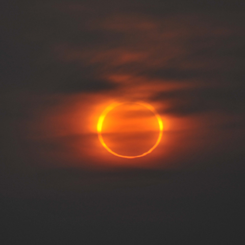 中国　青島　漁村での金環食