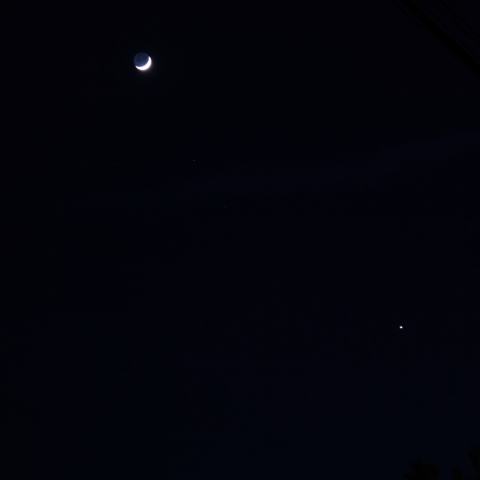離れ行く月と金星。