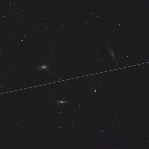 小宇宙群を貫く小惑星