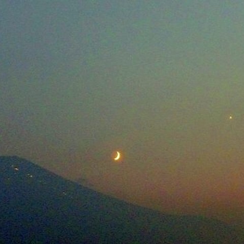 富士山に月と金星が並ぶ