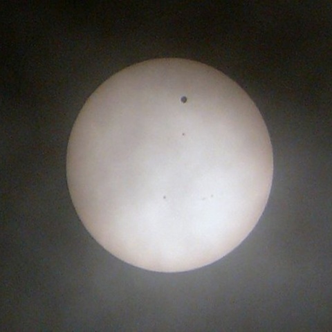 一瞬に見えた金星の日面通過