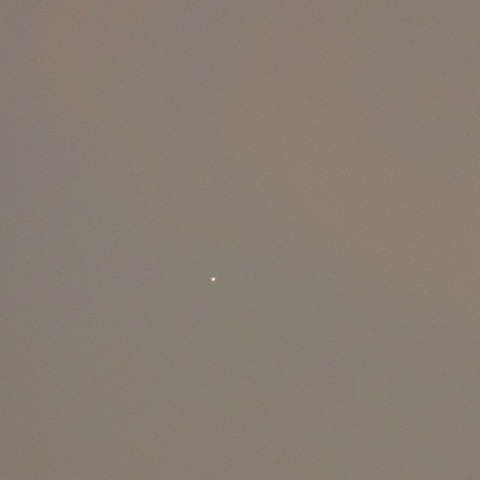 雲の隙間に金星が見えた