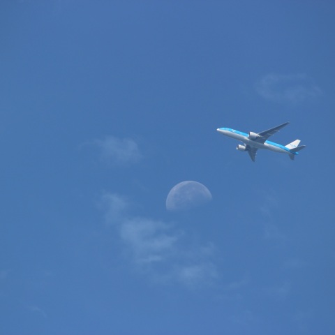 月とオランダ航空機