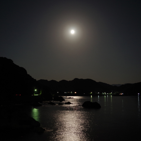 海に浮かぶ中秋の名月