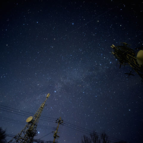 電波塔から冬の銀河が