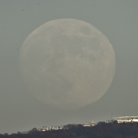 生駒山からの月出 (2023/11/26)