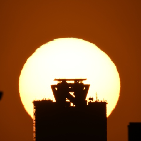 府咲洲庁舎ビルへの日没 (2026/04/07)