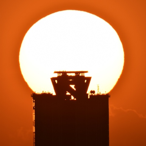 WTCビルへの日没 (2021/4/7)