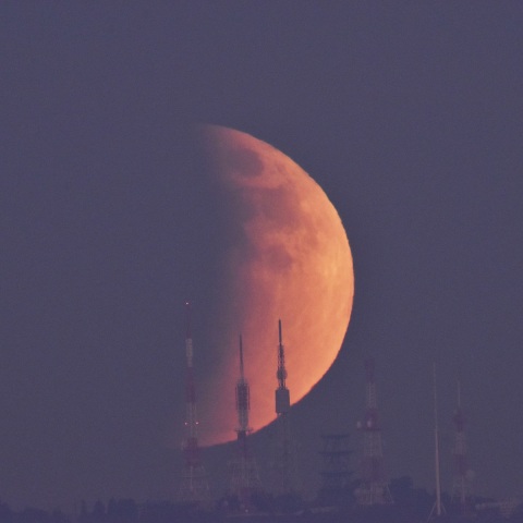 月食中の月の出 (2021/11/19)