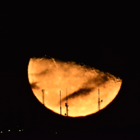 生駒山上からの月の出 (2021/11/26)