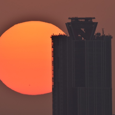 大阪府咲洲庁舎ビルへの日没 (2022/04/06)