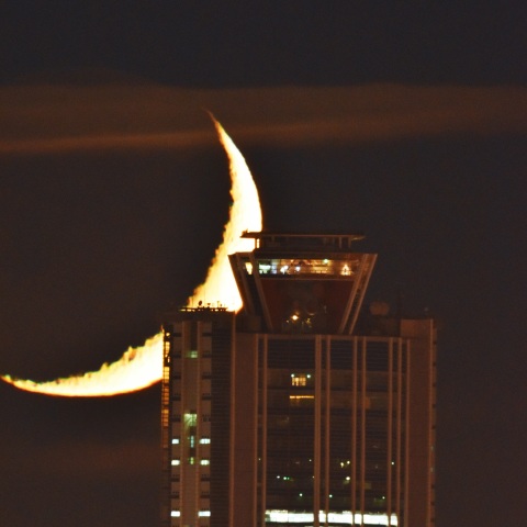 大阪府咲洲庁舎に沈む月 (2022/08/01)