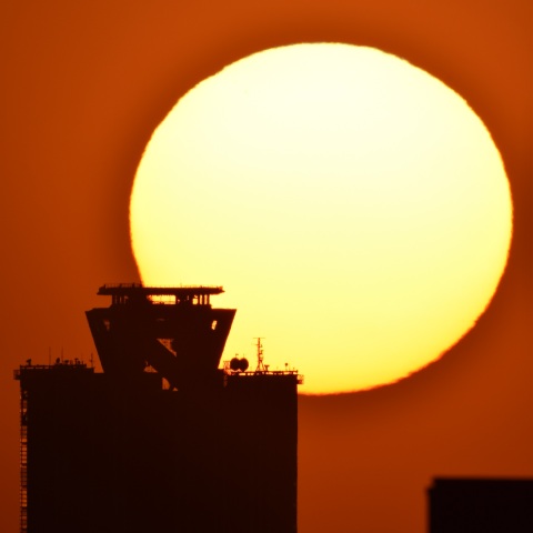 大阪府咲洲庁舎への日没(2023/04/08)