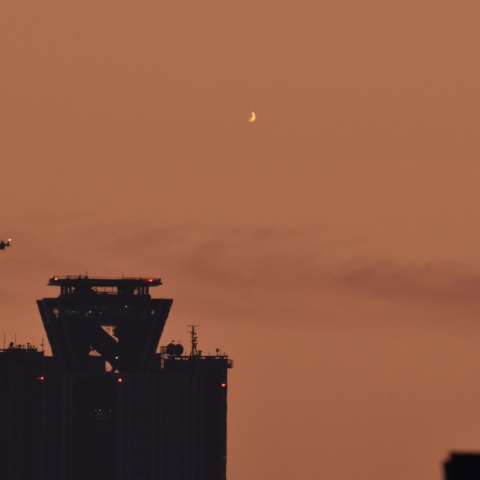 大阪府咲洲庁舎ビルと金星 (2023/08/01)