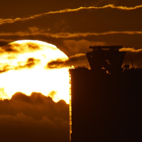 大阪府咲洲庁舎ビルへの日没 (2023/09/06)