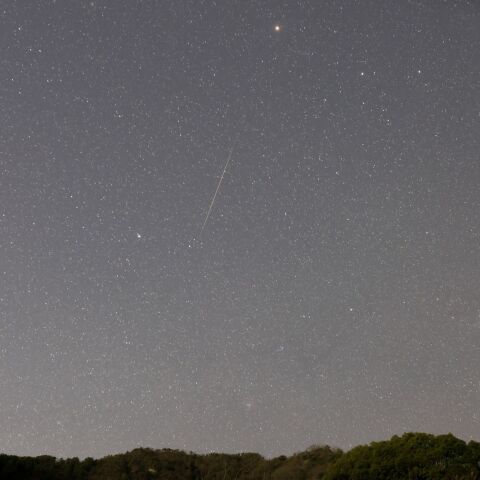 双子をかすめる群流星