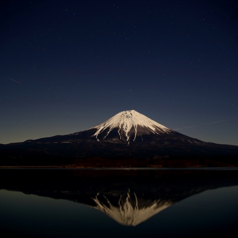 逆さ富士と飛行