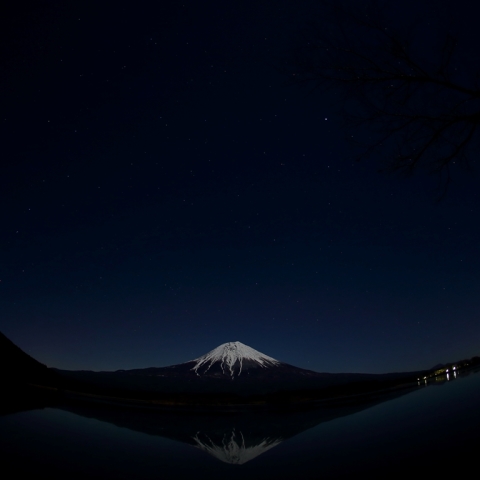 逆さ富士と春の星座