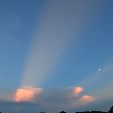 光柱に上弦の月