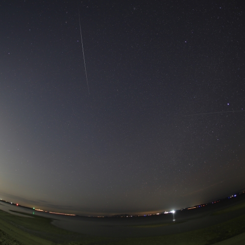 登ってきた金星に人工衛星の光跡