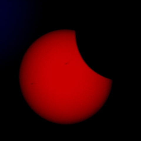 欠けゆく太陽と黒点