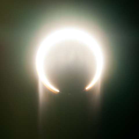 2012年の金環日食。神戸沖で撮影した虹炎