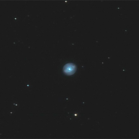 霞と満月の中、まばたき星雲