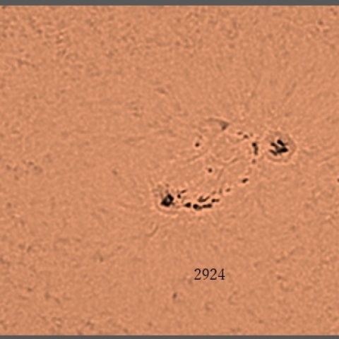 半円を描く黒点　1/8
