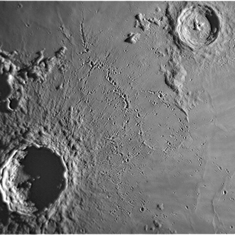 朽ちた古代クレーターと連鎖