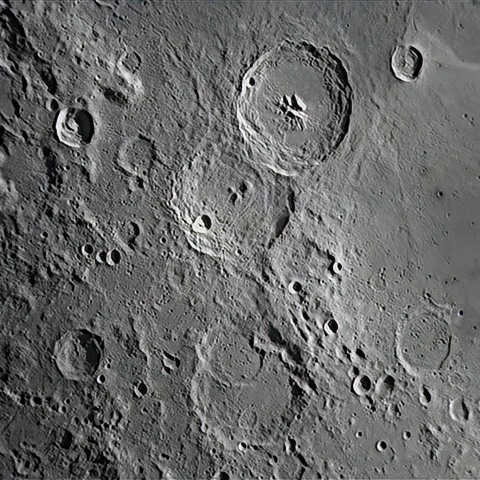 ほぼ同サイズのクレーター列　4/27