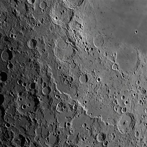 崖の先にアブールフィダクレーター鎖　4/27