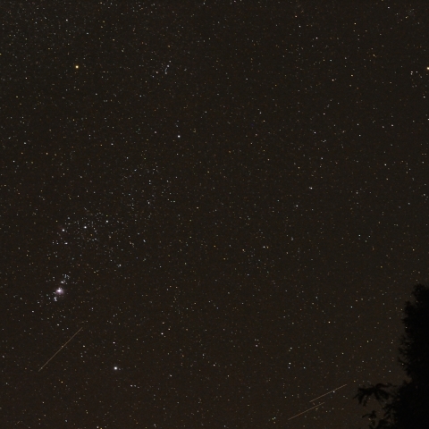 オリオン座と流星４つ