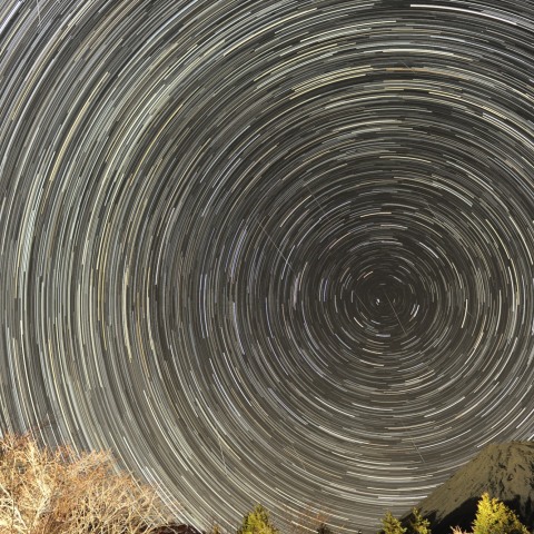 ふたご座流星群と富士山（比較明合成）