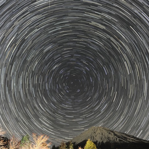 富士山に降り注ぐ　ふたご座流星群（比較明合成）