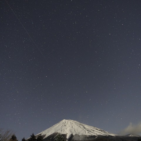 しぶんぎ座の流星と月明かりの富士山（１）