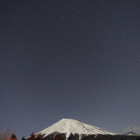 しぶんぎ座の流星と月明かりの富士山（２）