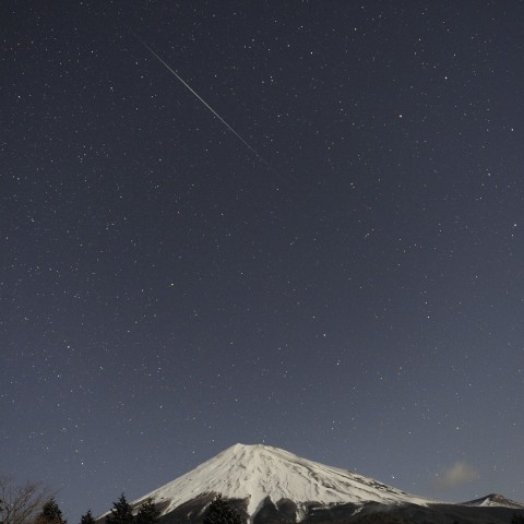 しぶんぎ座の流星と月明かりの富士山（３）