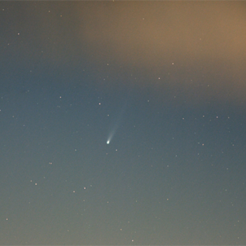 雲の隙間からのぞいたアイソン彗星