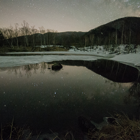 水面に映し出される星