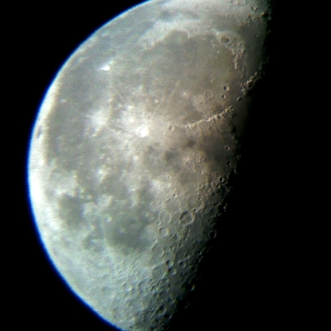 スマートフォンで撮影した下弦の月