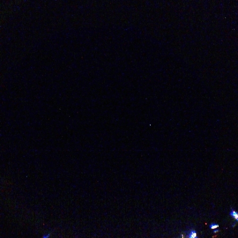 スマートフォンで撮影した皆既月食中の月と木星