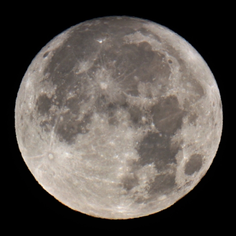 早朝のスーパームーン