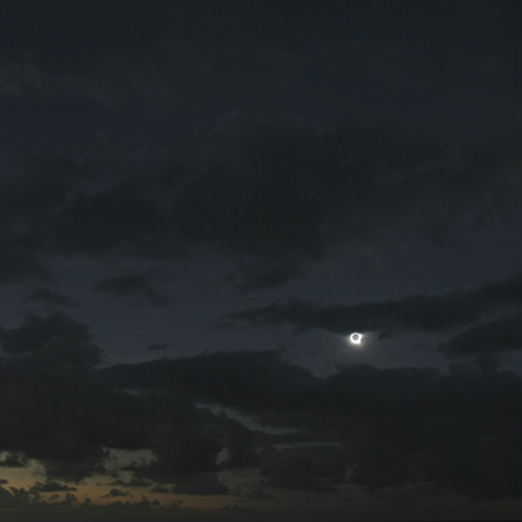 海の上の黒い太陽