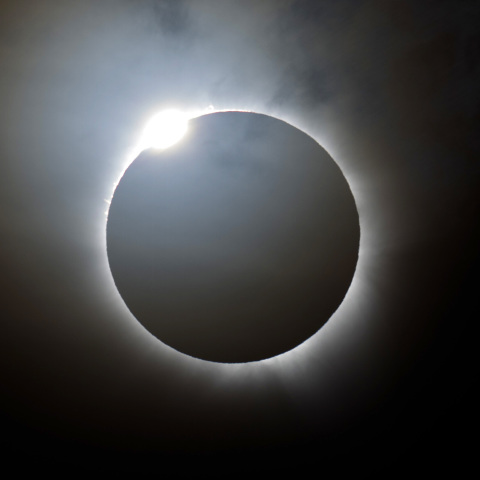 薄雲の中のダイヤモンドリング