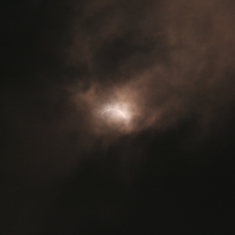 皆既直後に……